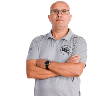 Jugendtrainer Ali Gasmi im offiziellen BSC Shirt