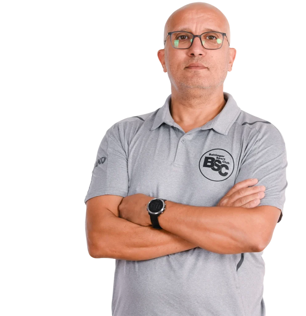 Jugendtrainer Ali Gasmi im offiziellen BSC Shirt