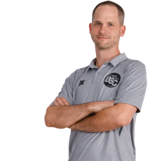 Jugendtrainer Jochen Kaiser im offiziellen BSC Shirt