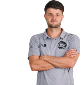 Jugendtrainer Leon Bär im offiziellen BSC Shirt