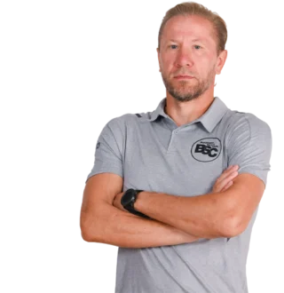 Jugendtrainer Pasha Korobkin im offiziellen BSC Shirt