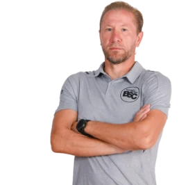 Jugendtrainer Pasha Korobkin im offiziellen BSC Shirt