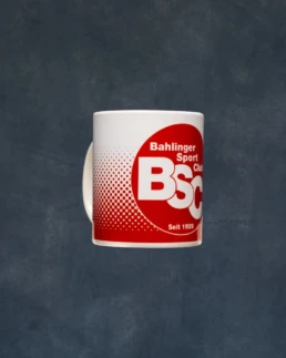 Weiße Kaffeetasse mit rotem Bahlinger Sport Club Logo und Schriftzug