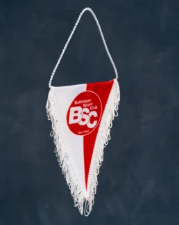 Dreieckiger Wimpel in Rot-Weiß mit BSC-Logo und weißer Fransen-Bordüre