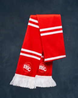 Roter Fanschal mit weißen Querstreifen, BSC-Logo auf beiden Enden und weißen Fransen