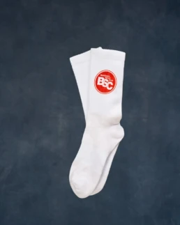Weiße Sportsocke mit rotem BSC-Logo auf dem Schaft