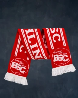 Roter Strickschal mit weißem BSC-Logo, großem Schriftzug