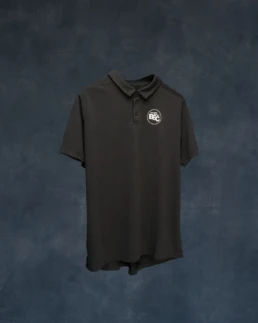 Schwarzes Poloshirt mit weißem BSC-Logo auf der linken Brust