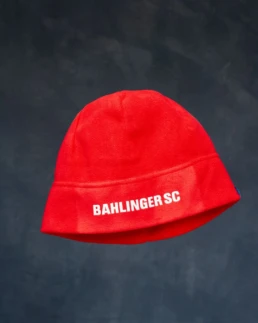 Rote Fleecemütze mit weißem Schriftzug