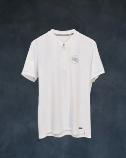 Weißes Kurzarm-Funktionsshirt mit Zipper am Kragen und BSC-Logo auf der Brust