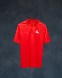 Rotes Poloshirt mit weißem BSC-Logo auf der linken Brust