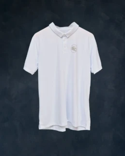 Weißes Poloshirt mit hellgrauem BSC-Logo auf der linken Brust