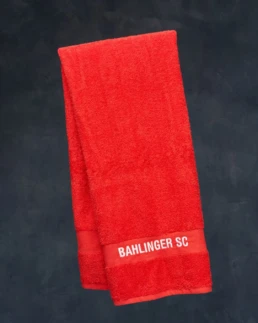Rotes Frotteehandtuch mit weißem Schriftzug