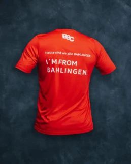 Rotes Fanshirt, Rückseite mit BSC-Logo am Kragen und Aufdruck