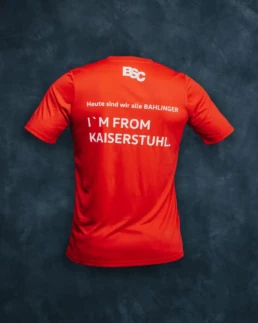Rotes Fanshirt, Rückseite mit BSC-Logo am Kragen und Aufdruck