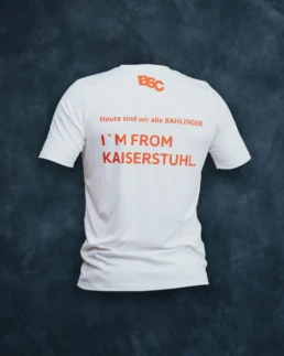 Weißes Fanshirt, Rückseite mit orangem BSC-Logo am Kragen und Aufdruck