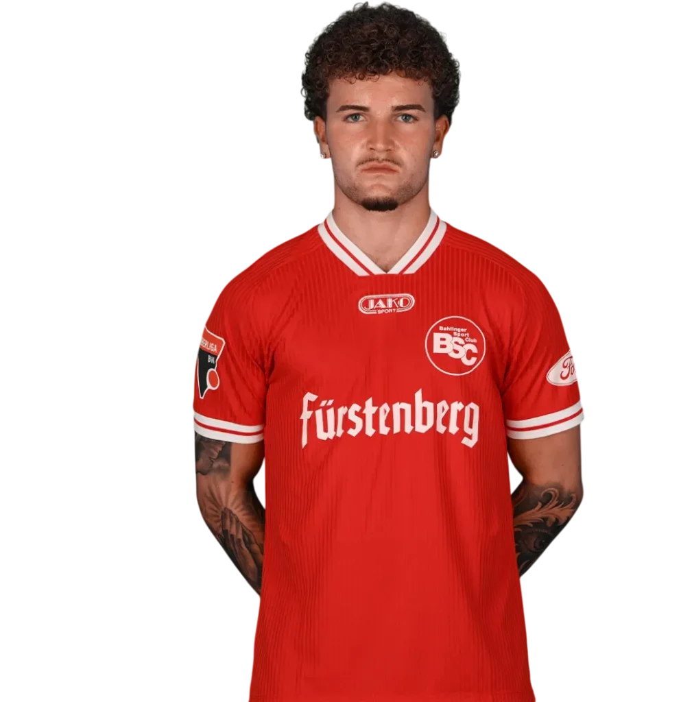 Portraitfoto von Fynn Lienert im Trikot des Bahlinger SC