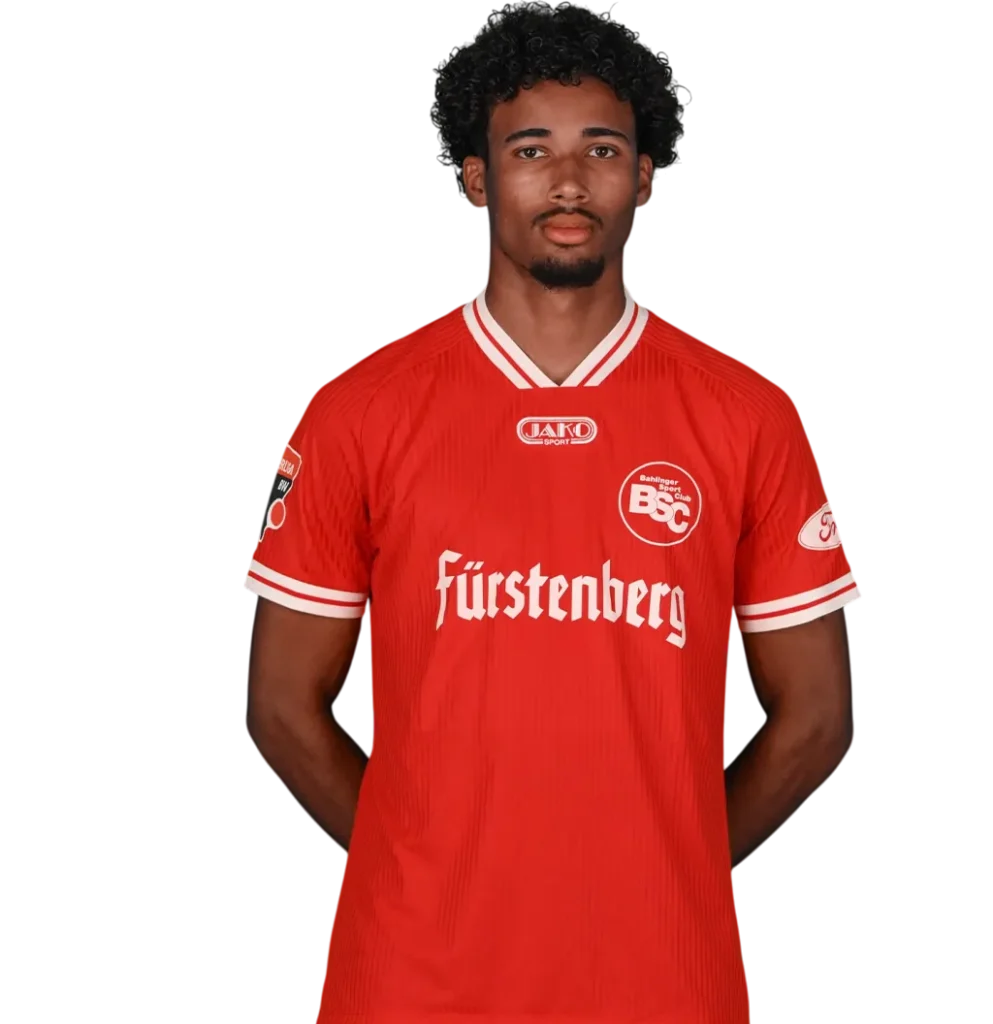 Portraitfoto von Julde Riggenmann im Trikot des Bahlinger SC