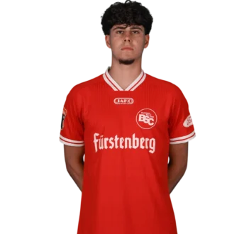 Portraitfoto von Luca Schröder im Trikot des Bahlinger SC