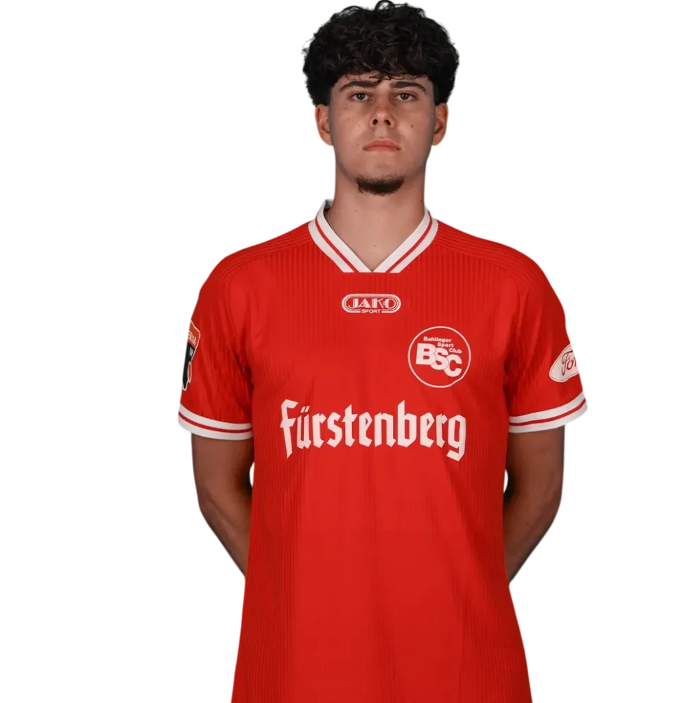 Portraitfoto von Luca Schröder im Trikot des Bahlinger SC