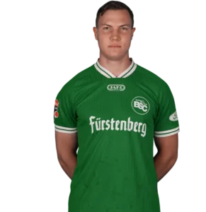 Portraitfoto von Simon Heering im Trikot des Bahlinger SC