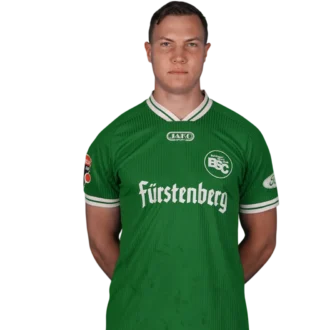 Portraitfoto von Simon Heering im Trikot des Bahlinger SC