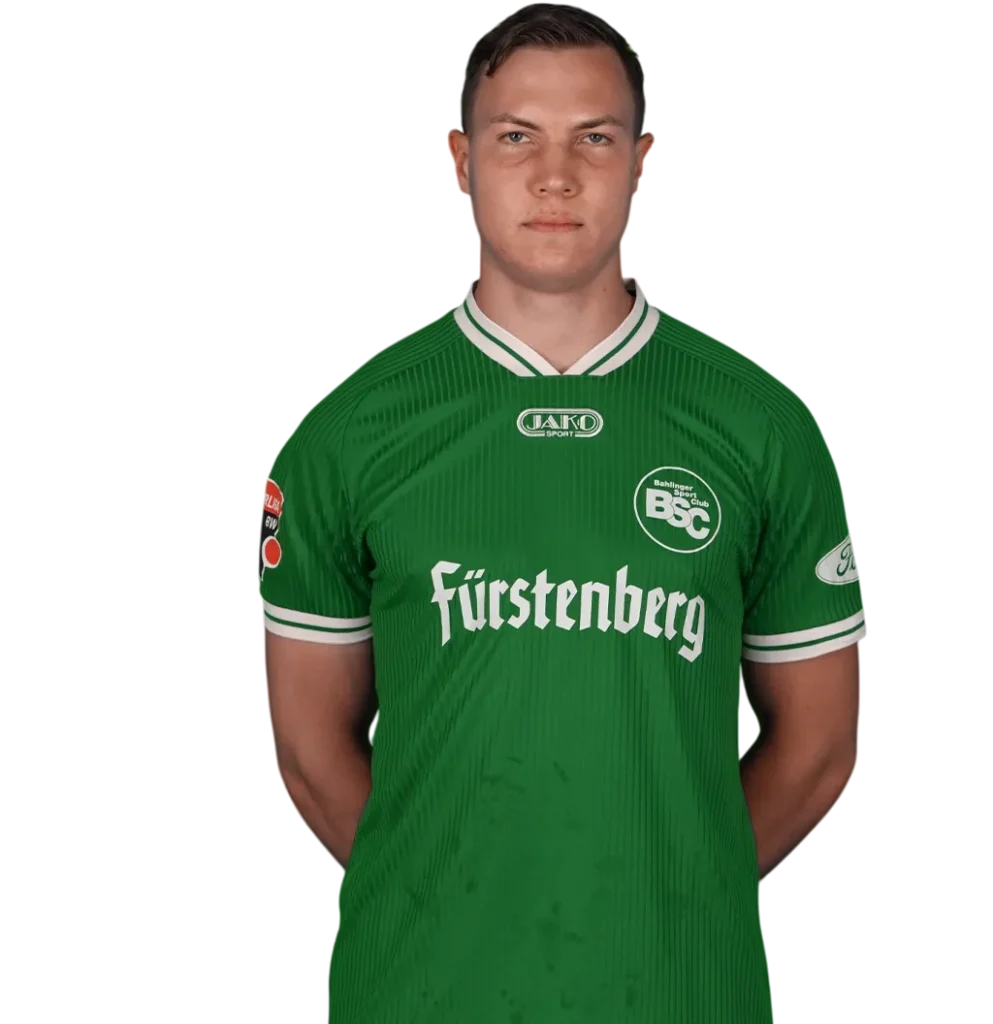 Portraitfoto von Simon Heering im Trikot des Bahlinger SC