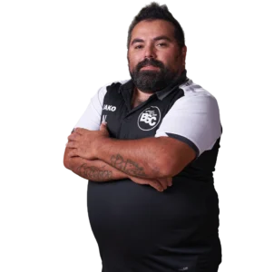 Jugendtrainer Alfi Leocata im offiziellen BSC Shirt 2026