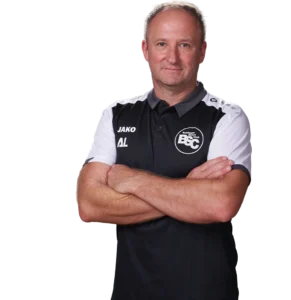 Jugendtrainer Andreas Lentz im offiziellen BSC Shirt 2026
