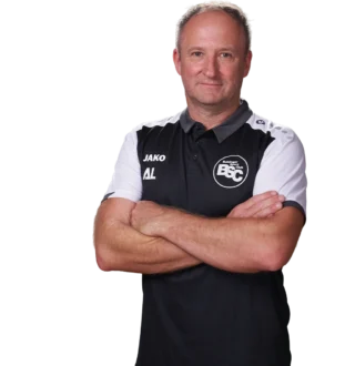 Jugendtrainer Andreas Lentz im offiziellen BSC Shirt 2026