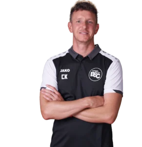 Torwarttrainer Chris Kern im offiziellen BSC Shirt 2026
