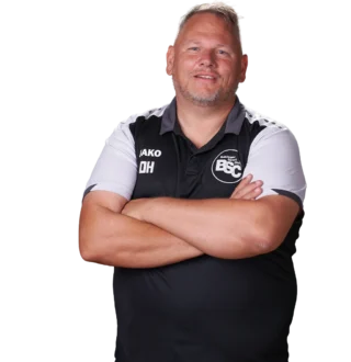 Jugendtrainer Daniel Hermann im offiziellen BSC Shirt 2026