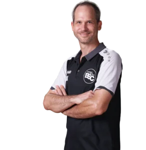 Jugendtrainer Jochen Kaiser im offiziellen BSC Shirt 2026