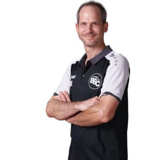 Jugendtrainer Jochen Kaiser im offiziellen BSC Shirt 2026