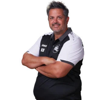 Jugendtrainer Kai Bumann im offiziellen BSC Shirt 2026