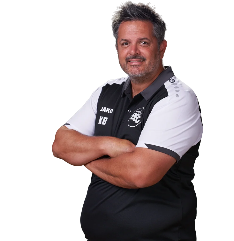 Jugendtrainer Kai Bumann im offiziellen BSC Shirt 2026