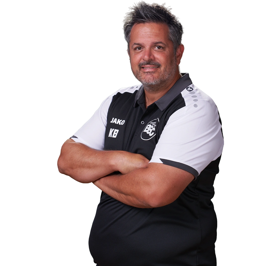Jugendtrainer Kai Bumann im offiziellen BSC Shirt 2026