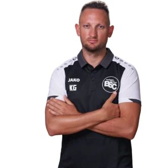 Jugendtrainer Kevin Garnelis im offiziellen BSC Shirt 2026