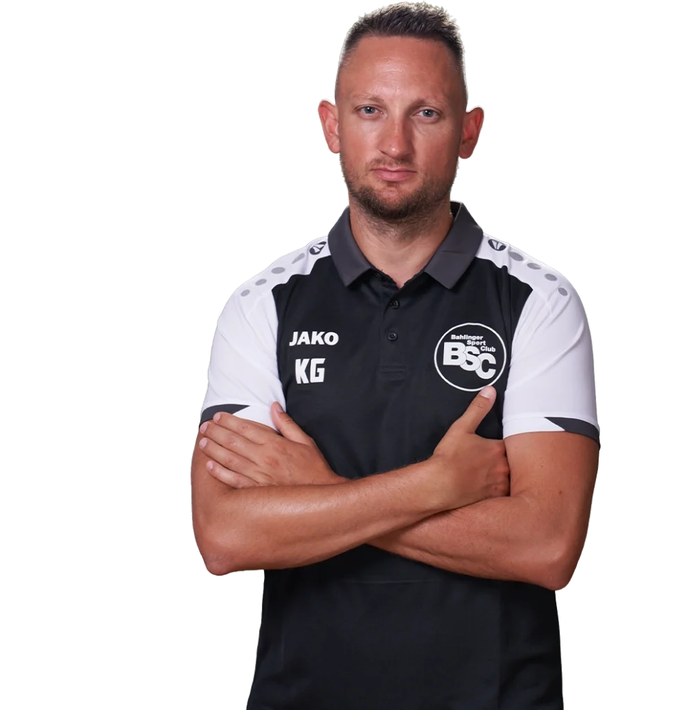 Jugendtrainer Kevin Garnelis im offiziellen BSC Shirt 2026