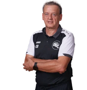 Jugendtrainer Klaus Bühler im offiziellen BSC Shirt 2026