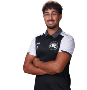 Jugendtrainer Kolja Ebrahimzadeh im offiziellen BSC Shirt 2026