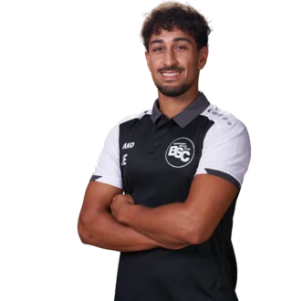 Jugendtrainer Kolja Ebrahimzadeh im offiziellen BSC Shirt 2026