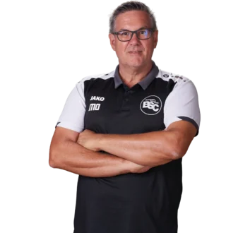 Jugendtrainer Manfred Obert im offiziellen BSC Shirt 2026