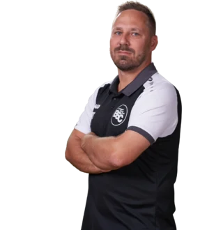Jugendtrainer Marc Tranzer im offiziellen BSC Shirt 2026