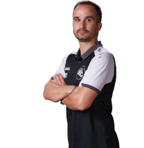 Jugendtrainer Marc Wiedemann im offiziellen BSC Shirt 2026