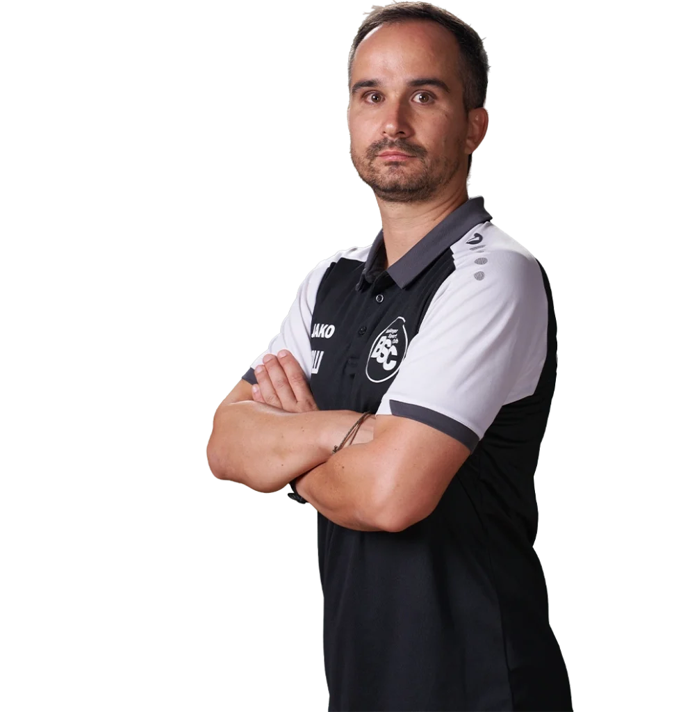 Jugendtrainer Marc Wiedemann im offiziellen BSC Shirt 2026