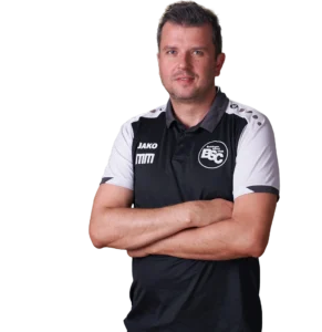 Jugendtrainer Mirisa Markovic im offiziellen BSC Shirt 2026
