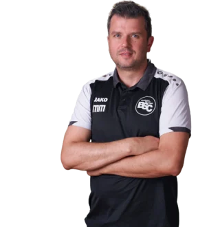Jugendtrainer Mirisa Markovic im offiziellen BSC Shirt 2026