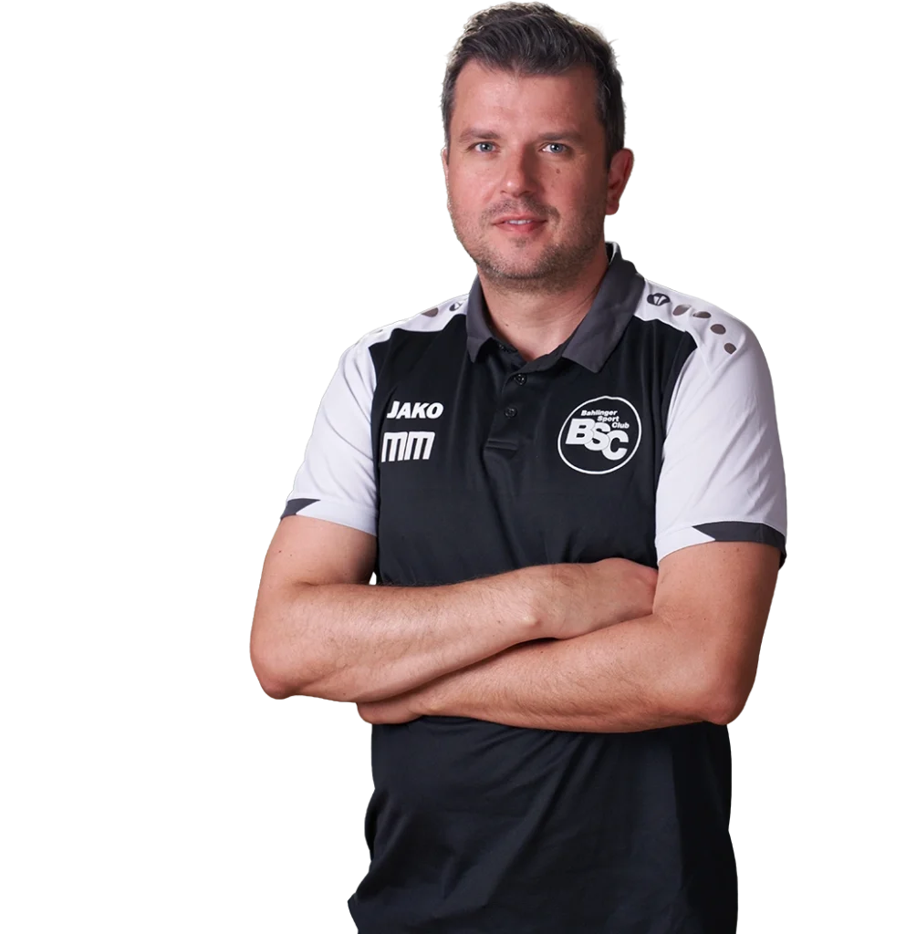 Jugendtrainer Mirisa Markovic im offiziellen BSC Shirt 2026