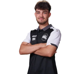 Jugendtrainer Noah Hamschmidt im offiziellen BSC Shirt 2026